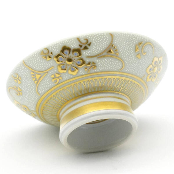 KUTANI WARE SAKAZUKI – WHITE AOCHIBU WITH RAISED GOLD HŌSŌGE ARABESQUE BY KINGYOKU NAKATA