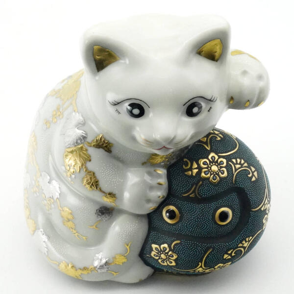 KUTANI DARUMA BECKONING CAT (LEFT HAND BECKONING CUSTOMERS) – SWIRL PATTERN WITH BLUE BEAD EMBELLISHMENT AND GILDED TREASURES ARABESQUE, WHITE AND PLATINUM GRAPE MOTIF WITH WHITE BEAD EMBELLISHMENT/KINGYOKU NAKADA