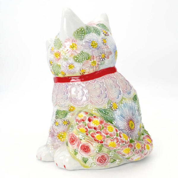JAPANESE KUTANI WARE MANEKI NEKO LUCKY CAT – RIGHT PAW RAISED FOR WEALTH, HAND-PAINTED ITCHIN FLORAL DESIGN WITH PINK APRON BY KUNIKO SHIMONO