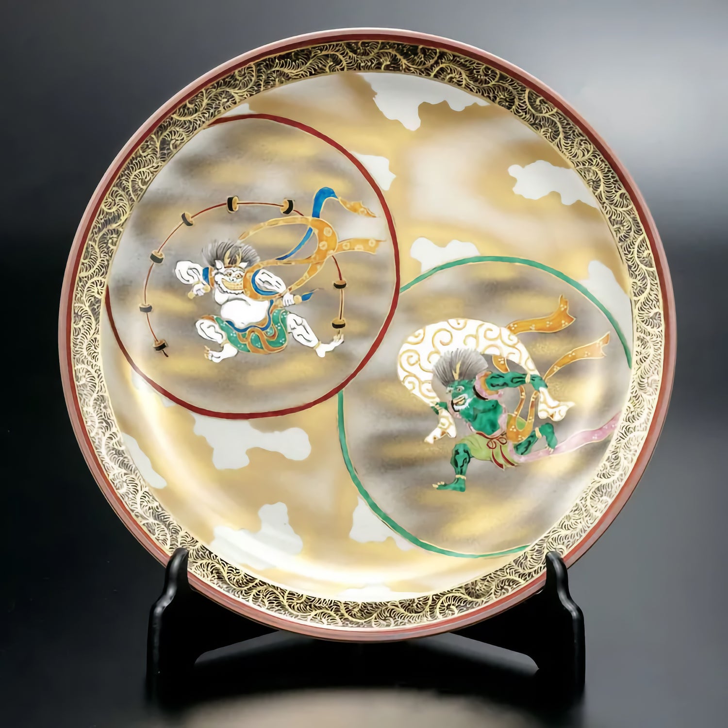 KUTANI WARE DECORATIVE PLATE – FUJIN & RAIJIN BY TAKA TOSHIFUMI (WITH STAND, WOODEN BOX WITH CORD)